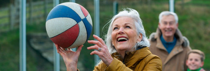 Grand-mère à plan moyen avec ballon