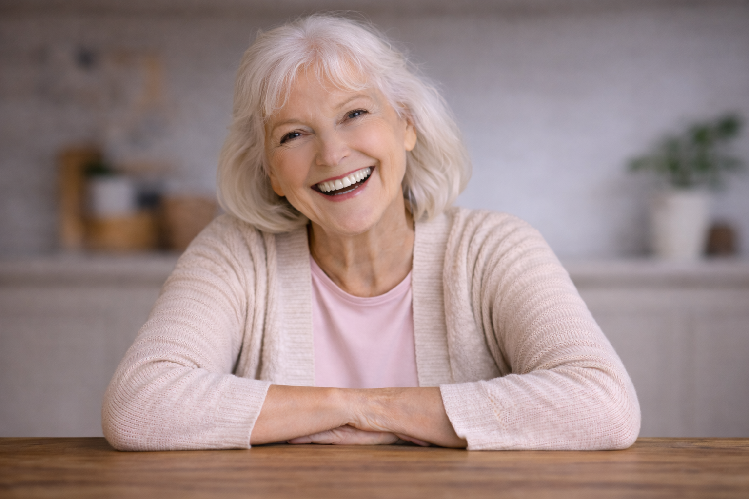 Femme âgée souriante et détendue, illustrant un sentiment de confort et d’amélioration grâce aux solutions de notre boutique